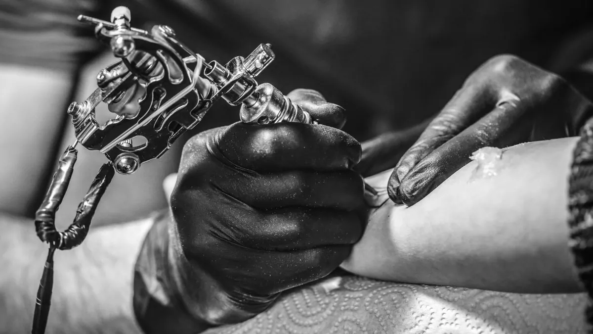 Gros plan d’une machine à tatouer en action