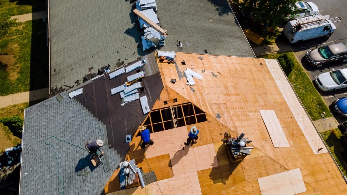 Couvreurs refaisant une toiture en bardeaux vue du ciel