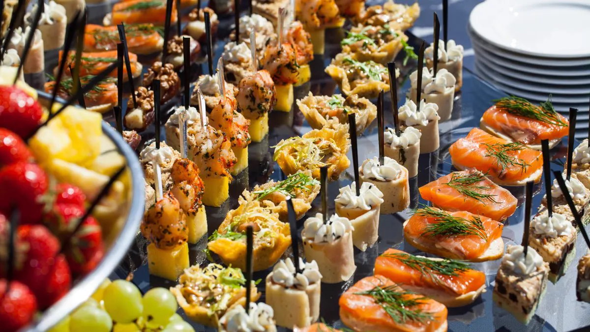 Buffet traiteur de canapés et bouchées raffinées