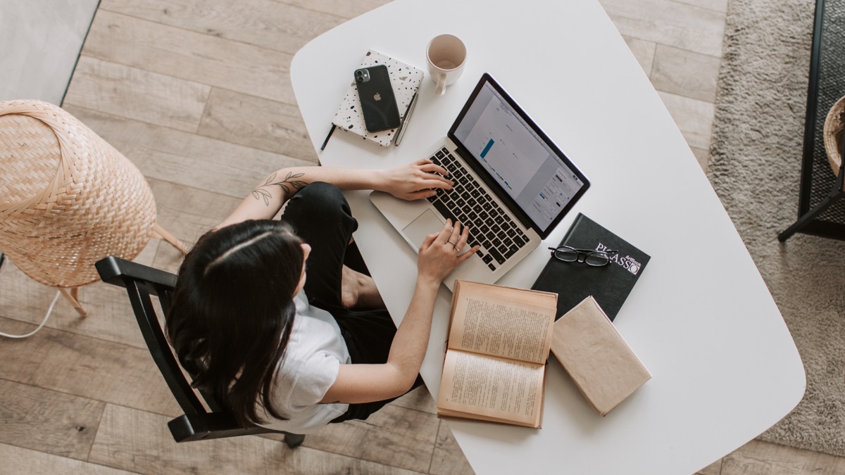 Personne travaillant sur un ordinateur portable