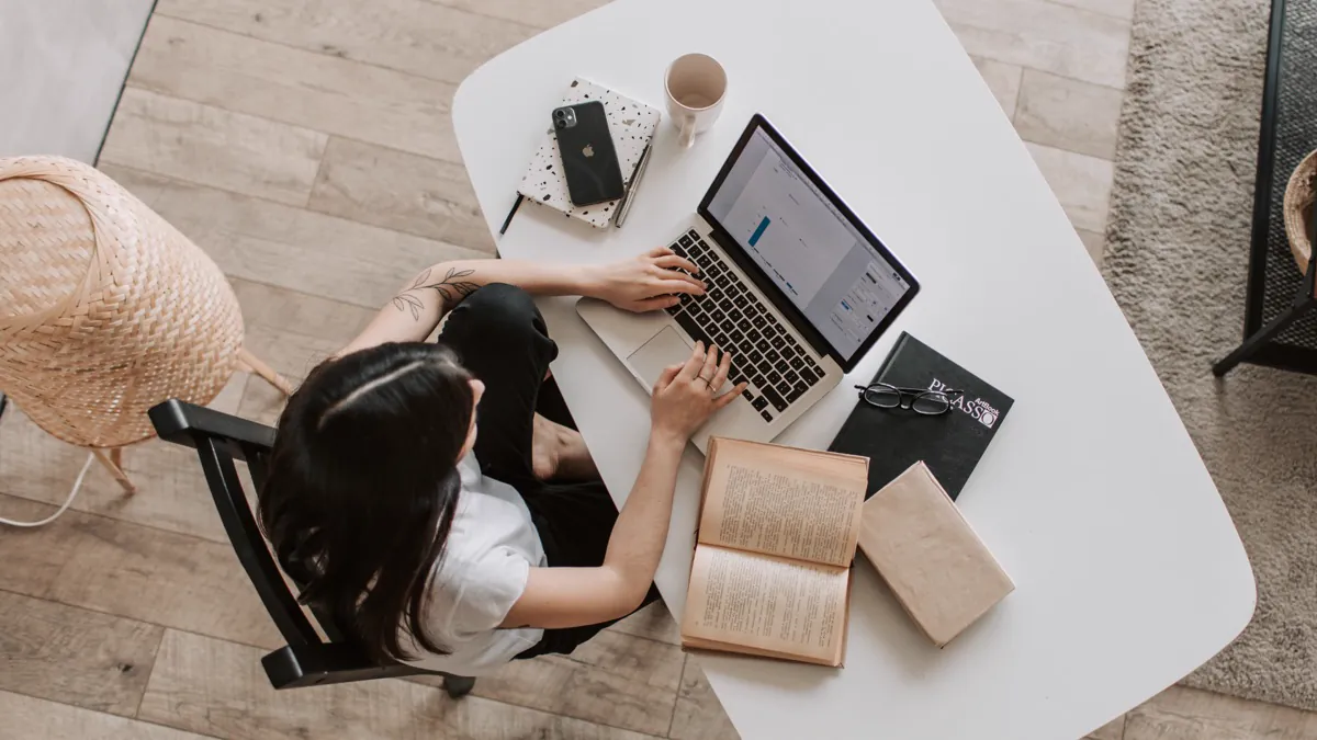 Personne travaillant sur un ordinateur portable