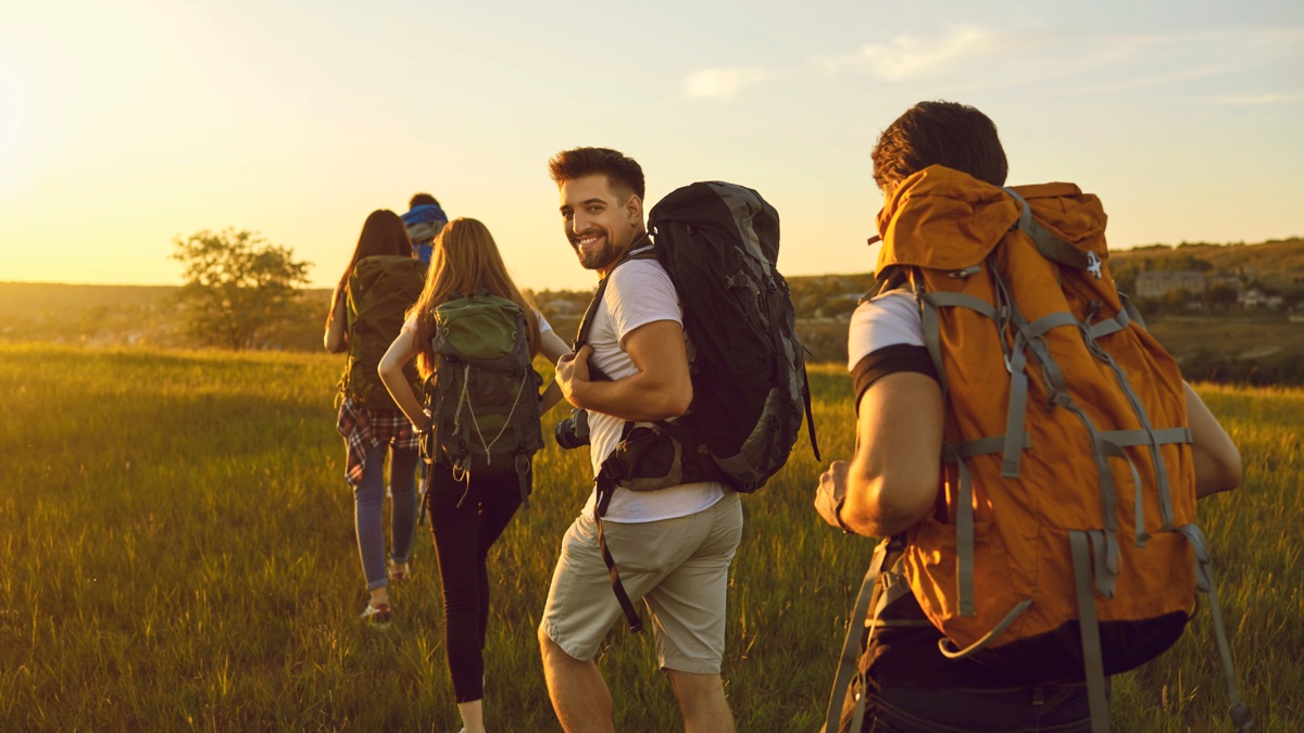 Randonneurs dans les montagnes du Cantal