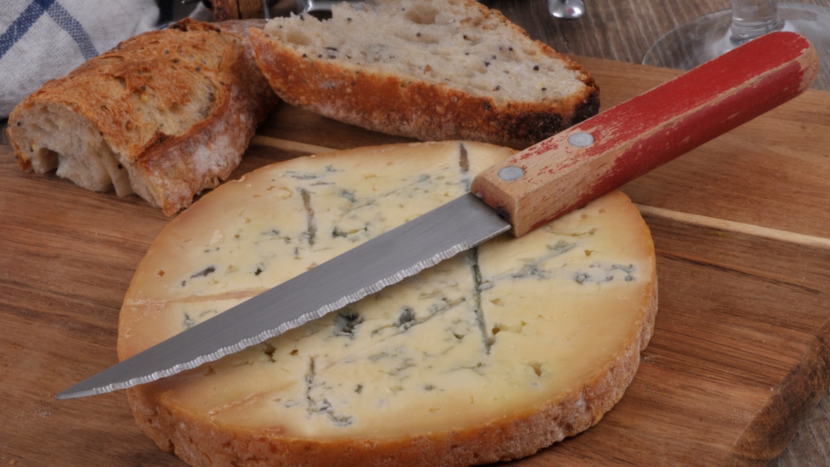 Meule de fromage et couteau