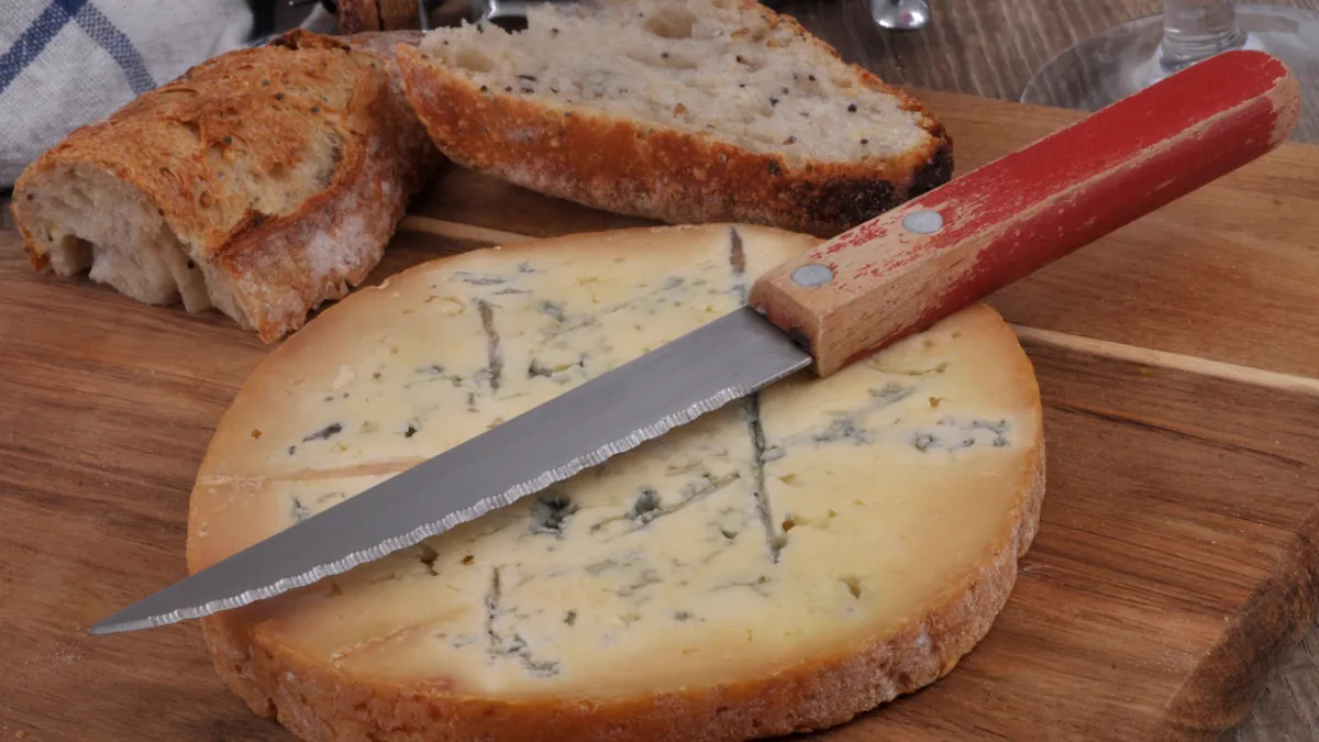 Meule de fromage et couteau
