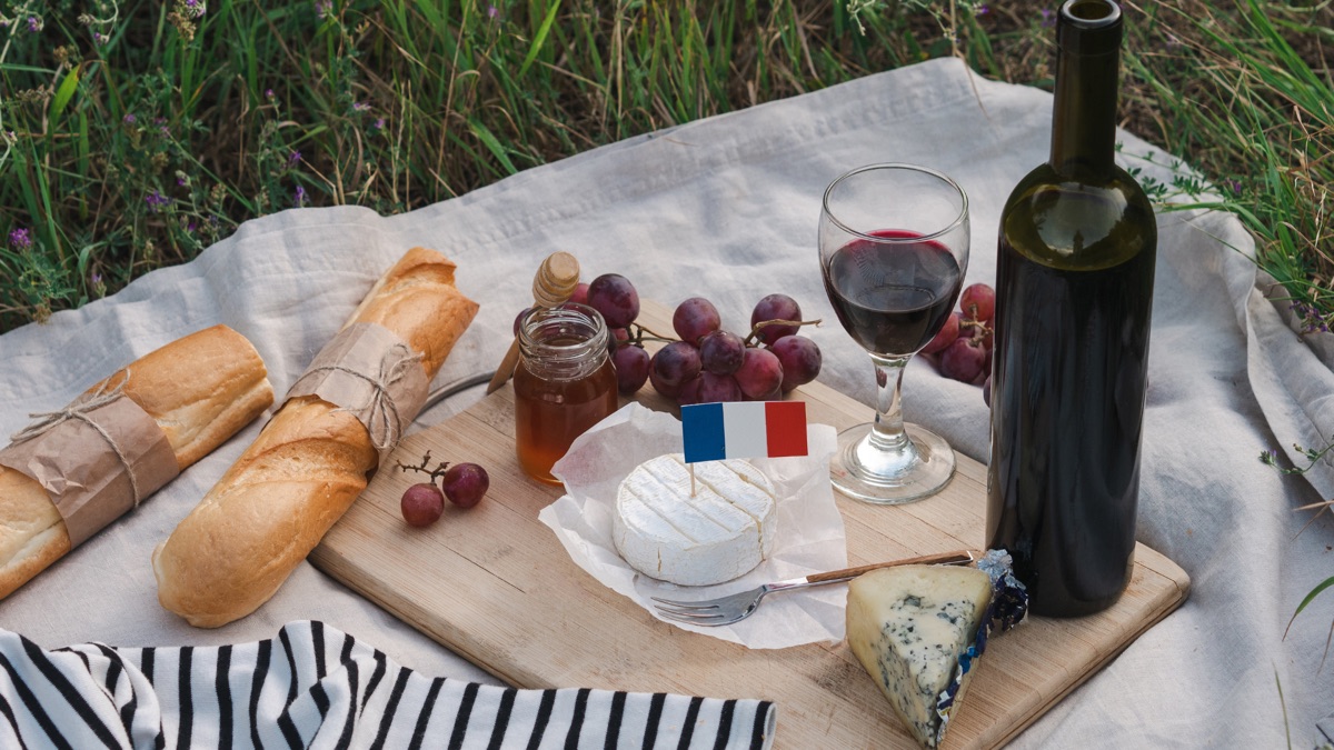 Planche de produits du terroir : fromage et charcuterie