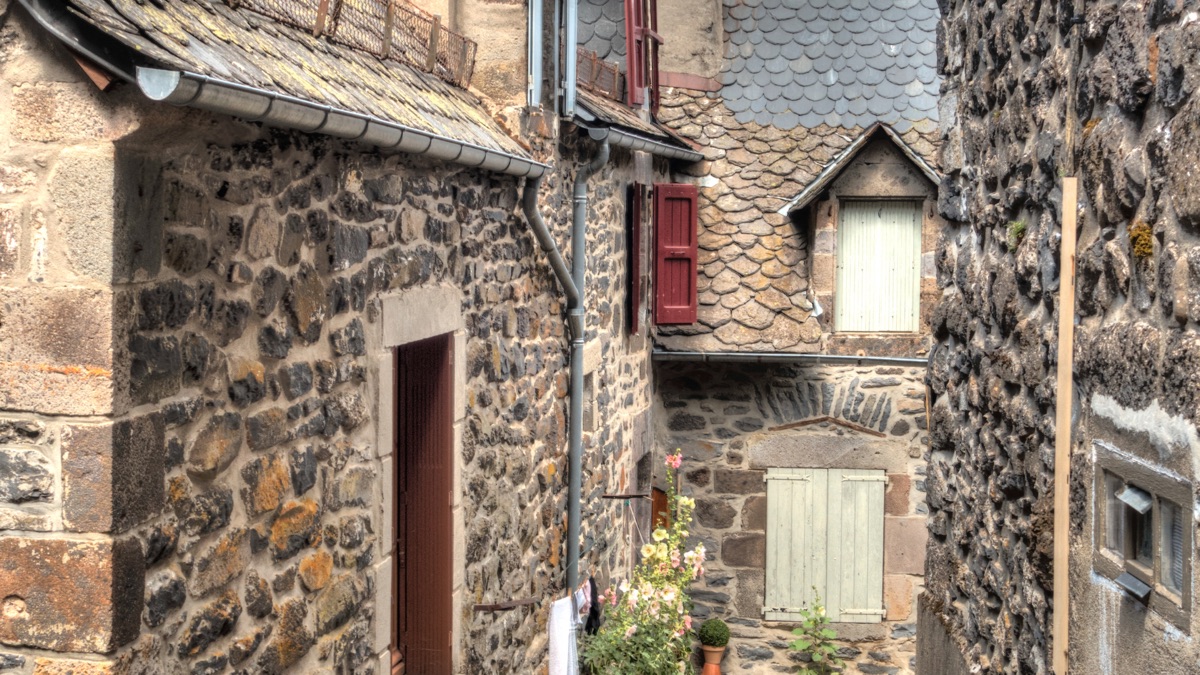 Maisons de pierre d’un village du Cantal