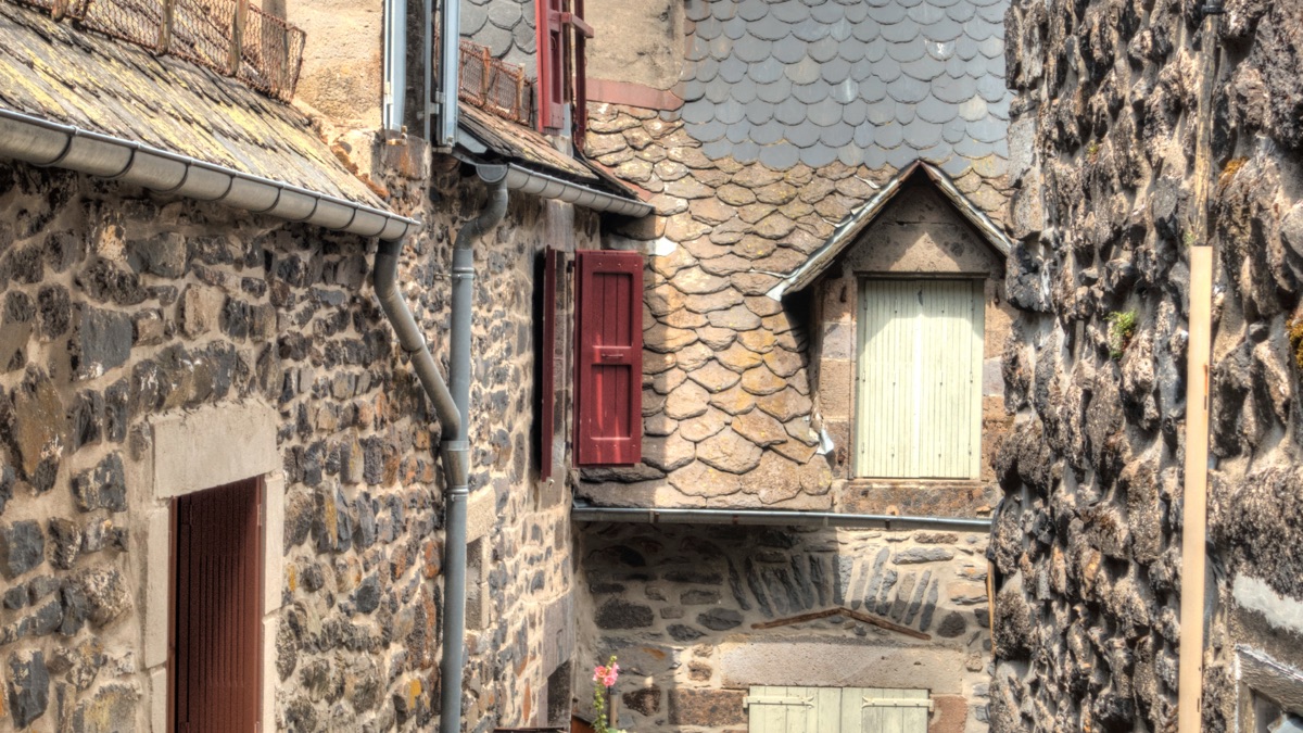 Village aux maisons de pierre du Cantal