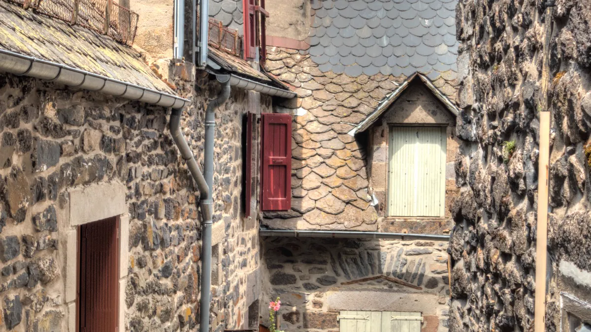 Village aux maisons de pierre du Cantal