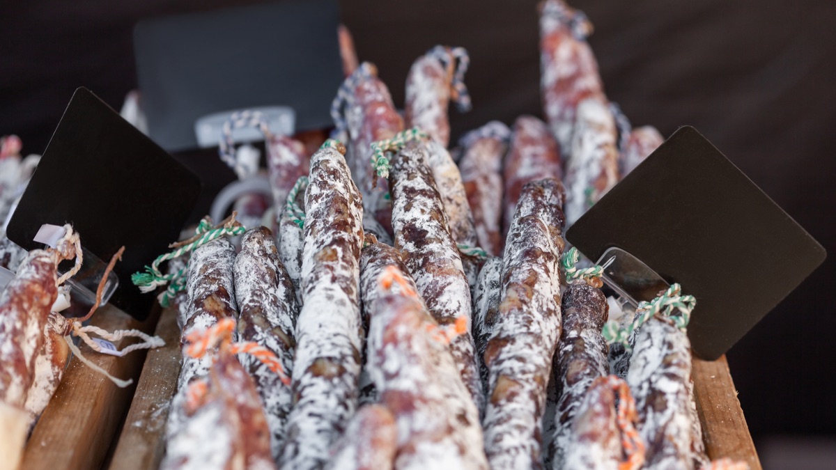 Saucissons secs suspendus en séchage