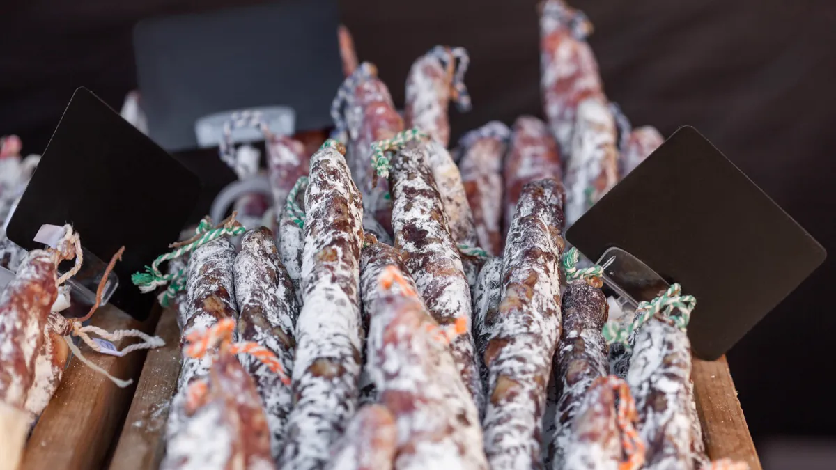 Saucissons secs suspendus en séchage