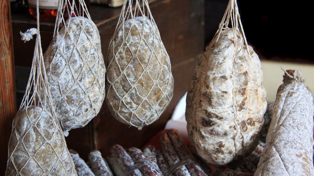 Saucissons artisanaux en cave de séchage