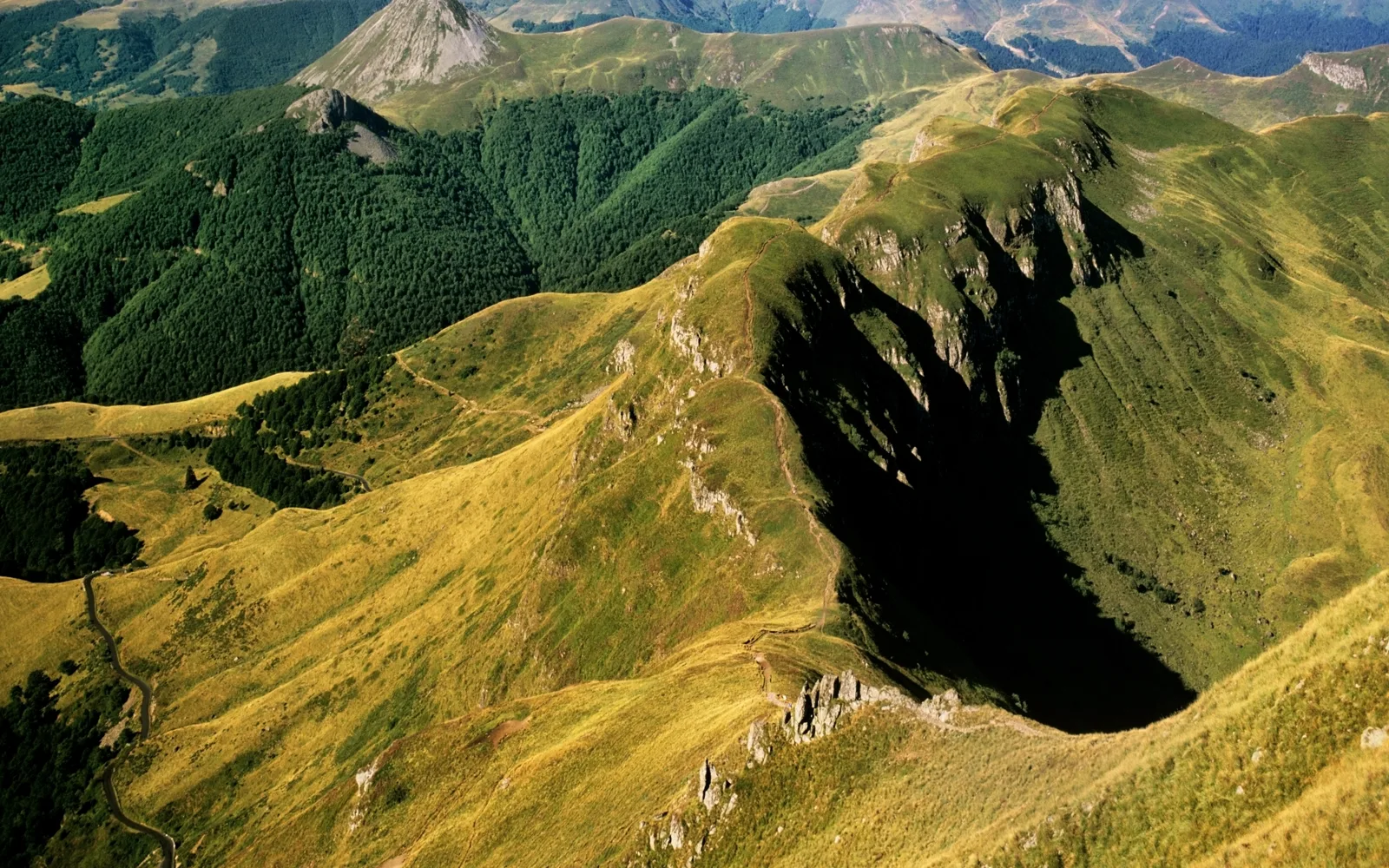 Paysage vallonné du Cantal — création de site internet à Massiac