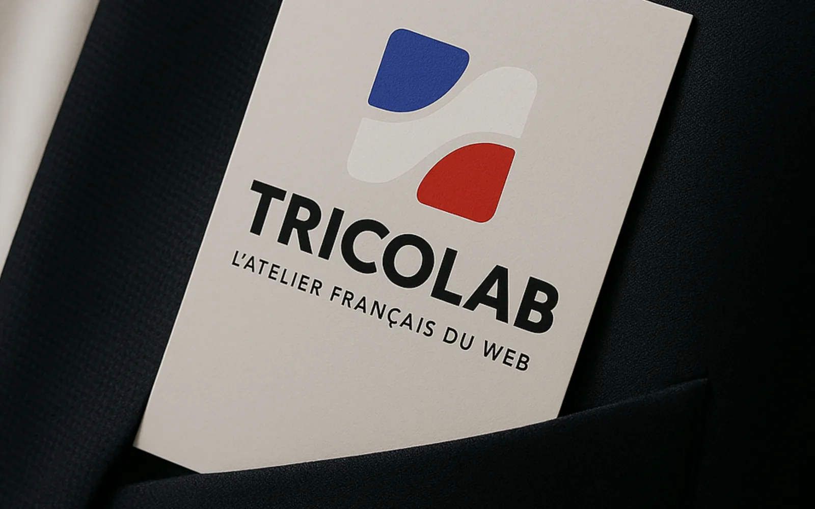 Expert-comptable travaillant sur des bilans avec un ordinateur et des documents financiers