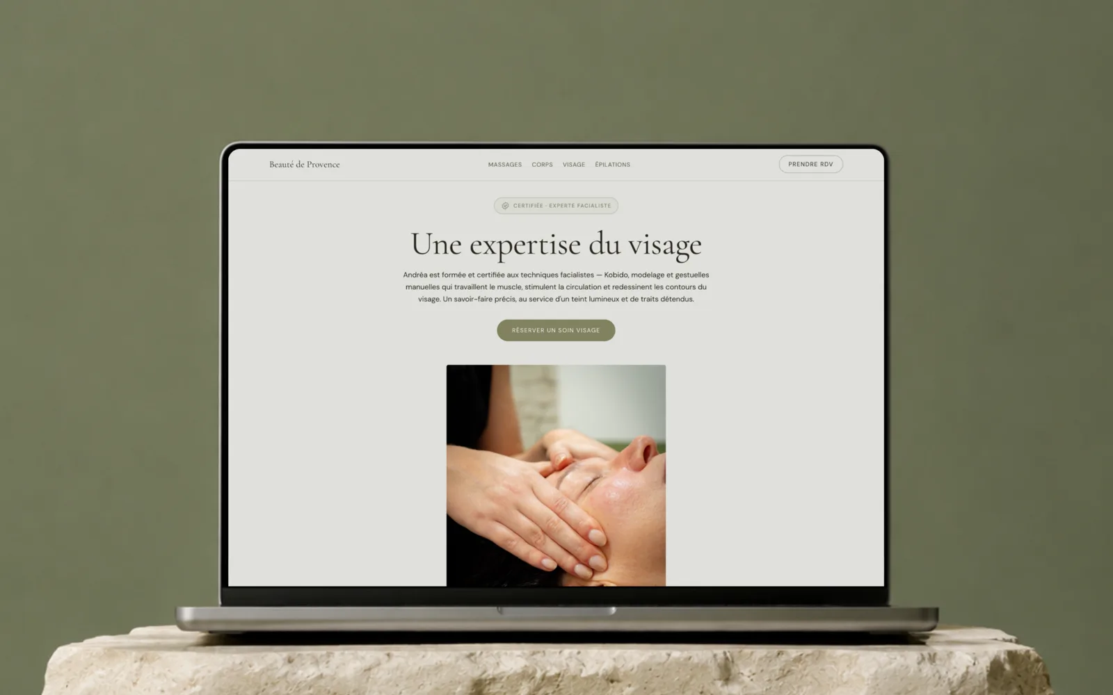 Deux pages web identiques côte à côte illustrant un conflit de cannibalisation SEO
