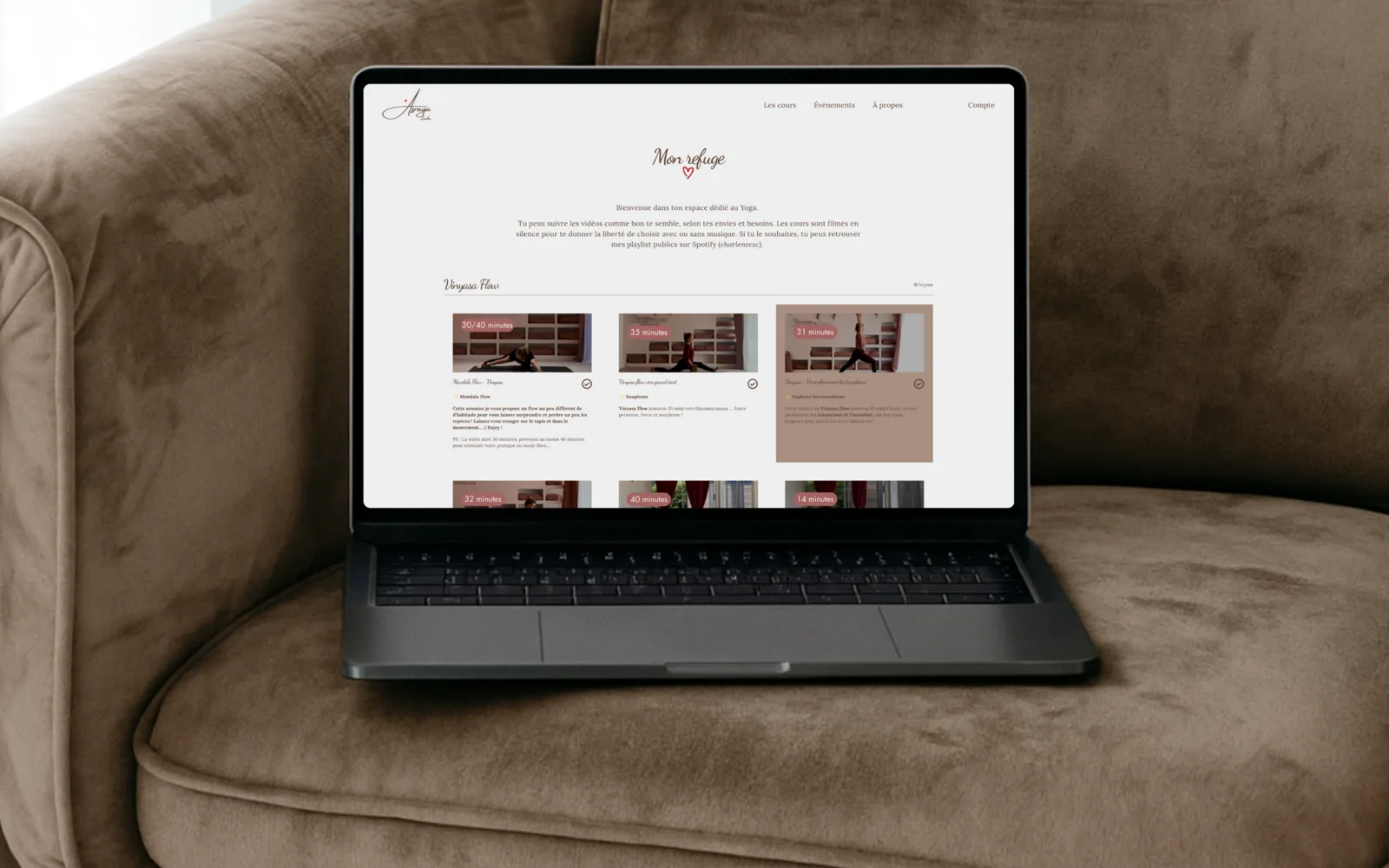 Fiche produit d’une boutique en ligne ouverte sur un ordinateur avec des résultats Google en arrière-plan