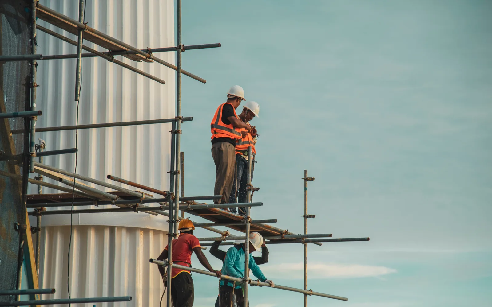 Artisan aubagnais en combinaison de travail devant un chantier de rénovation bien terminé