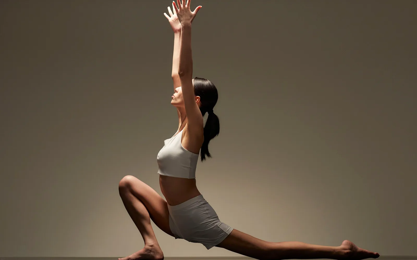 Sophrologue guidant une séance de relaxation dans un espace lumineux et apaisant