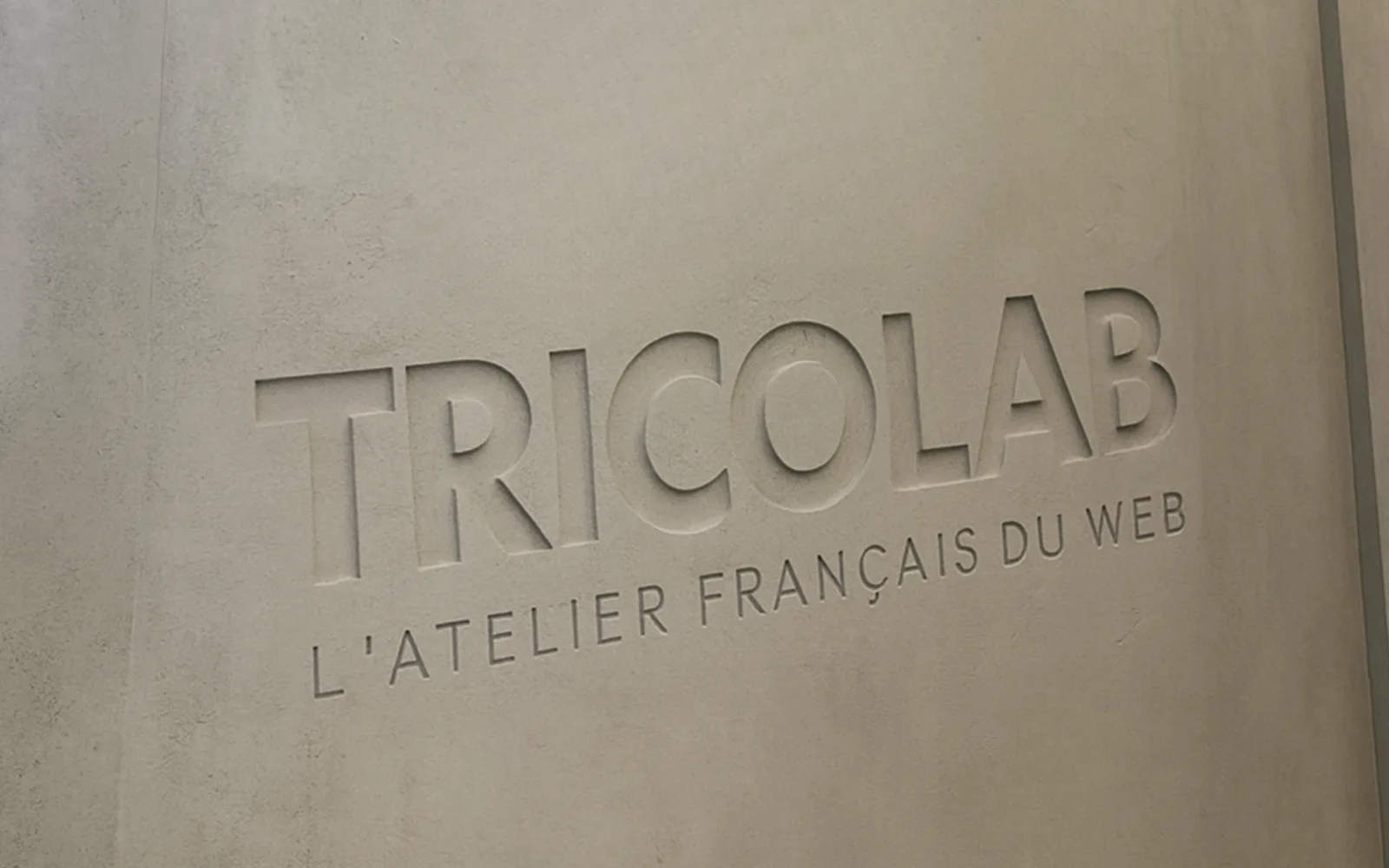 Nom Tricolab gravé sur un mur