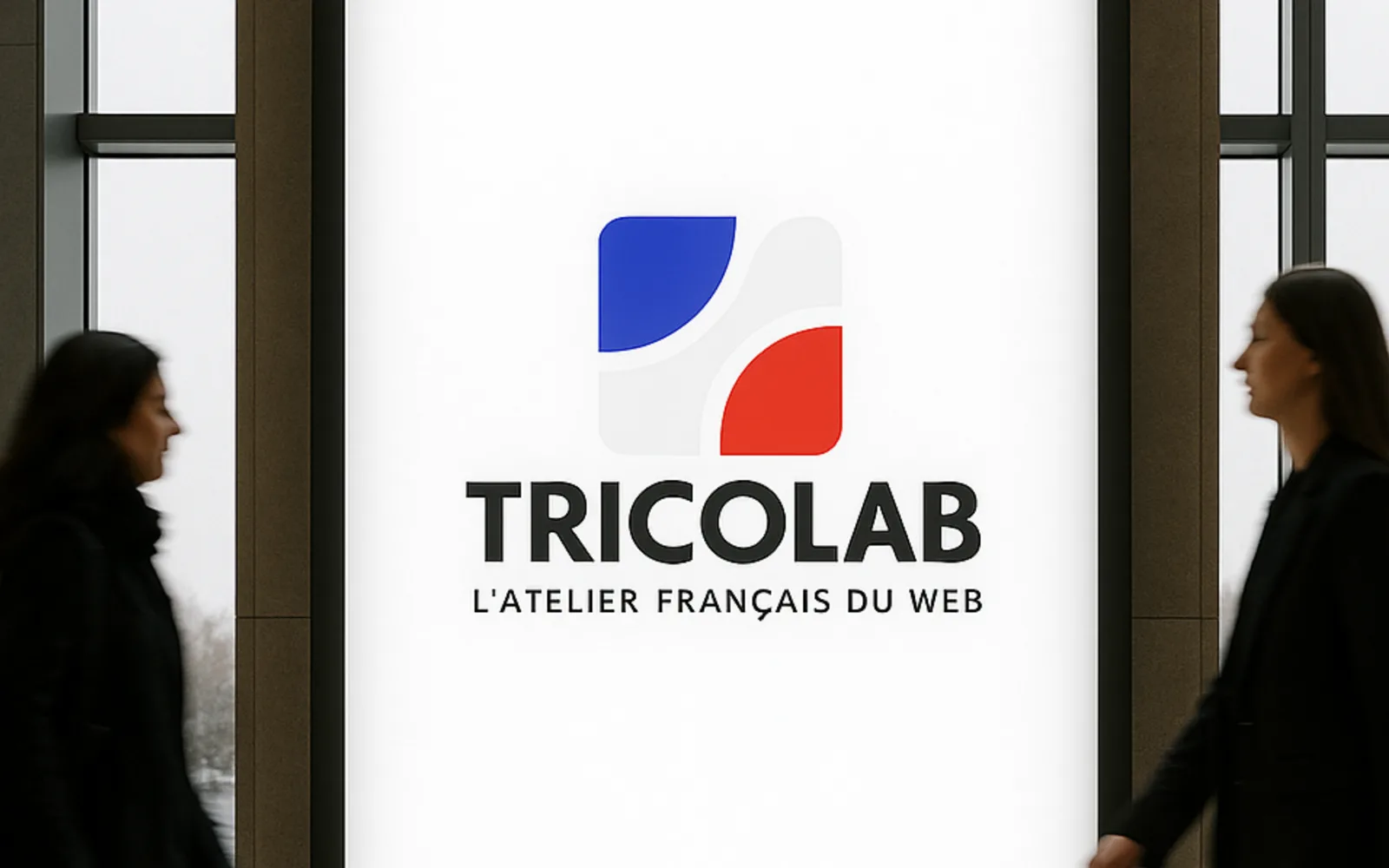 Personne lisant attentivement un article long sur un écran d'ordinateur