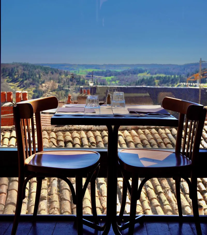Table dressée face à la vue sur Saint-Flour, Chez Geneviève
