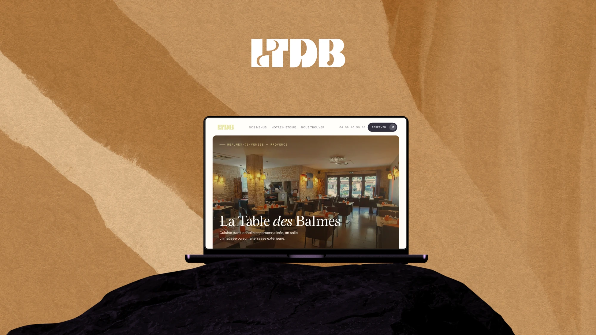Le site de La Table des Balmes présenté sur un ordinateur portable