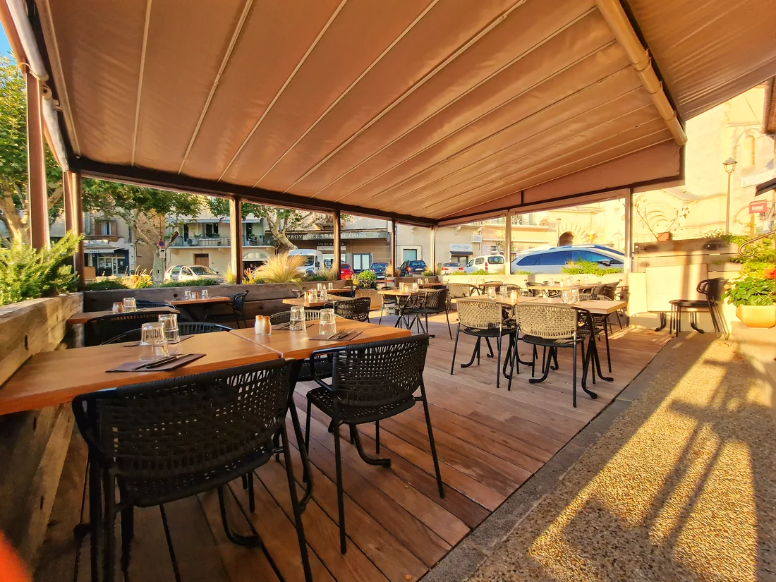 La terrasse extérieure de La Table des Balmes, dressée sous l'auvent