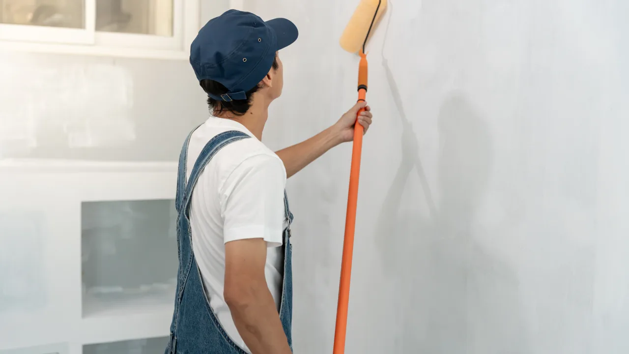 Peintre au travail